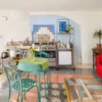 Soggiorno con cucina della Casa Grotta nei Sassi di Matera