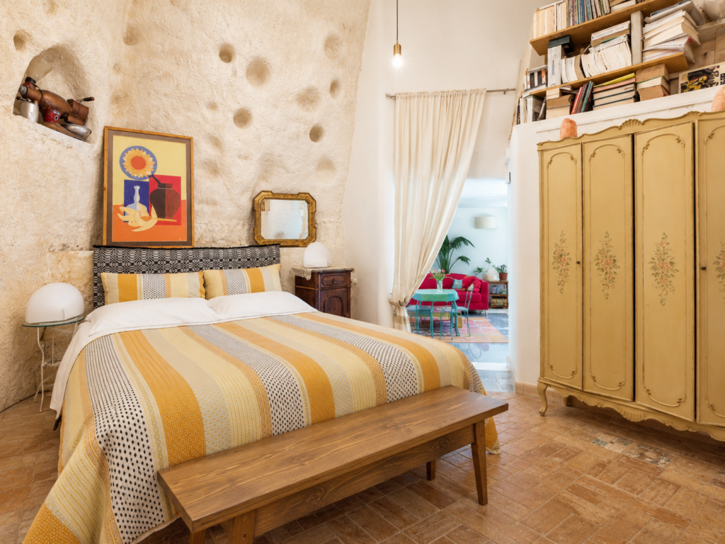 Camera della Casa Grotta nei Sassi di Matera con zona soggiorno